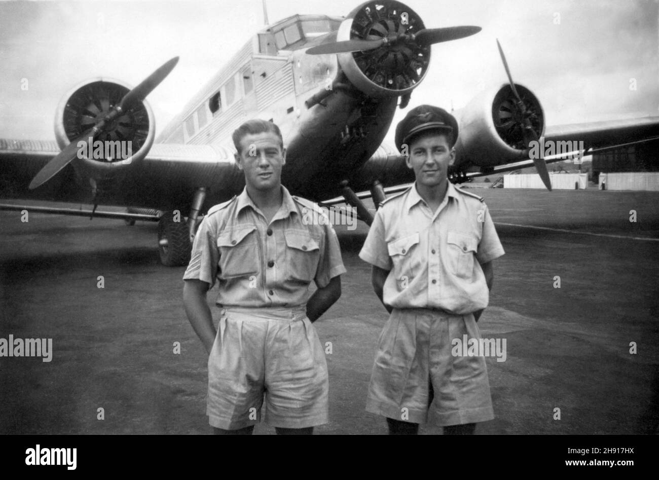 1946, Accra Airport, Ghana / Gold Coast. RAF-Mitarbeiter, die vor einem dreimotorigen Passagierflugzeug Junkers JU-52 stehen. Wahrscheinlich eine Maschine von Air France während eines Zwischenstopps im Kolonialdienst. Stockfoto