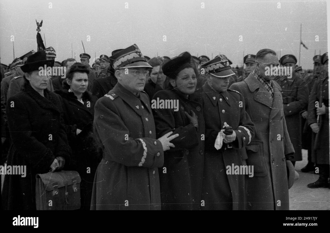 Warszawa, 1947-03-29. Sprowadzenie cia³a gen. Karola Œwierczewskiego. NZ. genera³owie Aleksander Zawadzki (w okularach) i Wac³aw Komar z siostr¹ zmar³ego. bb/gr PAP/Jerzy Baranowski Warschau, 29. März 1947. Der Okecie Flughafen. Die Leiche von General Karol Swierczewski wird nach Warschau gebracht. Im Bild: Die Generäle Aleksander Zawadzki (trägt eine Brille) und Waclaw Komar mit der Schwester von General Karol Swierczewski. bb/gr PAP/Jerzy Baranowski Stockfoto