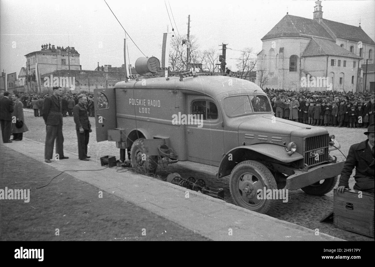 £êczyca, 1947-03-30. Przekazanie 7 Samodzielnemu Pu³kowi Bombowców Nurkuj¹cych sztandaru ufundowanego przez obywateli miasta £êczyca. Uroczystoœci na rynku z udzia³em marsza³ka Micha³a Roli-¯ymierskiego. NZ. wóz transmisyjny Polskiego Radia £ódŸ podczas przygotowañ do transmisji uroczystoœci. W tle gotycki koœció³ farny pw. Œwiêtego Andrzeja. wb PAP Leczyca, 30. März 1947. Die Zeremonie der Übertragung einer von den Bewohnern von Leczyca gegründeten Flagge an das unabhängige Dive Bomber Regiment 7th. Zeremonien in Anwesenheit von Marschall Michal Rola-Zymierski. Im Bild: Polnische Radio Lodz TV Aufnahme van r Stockfoto