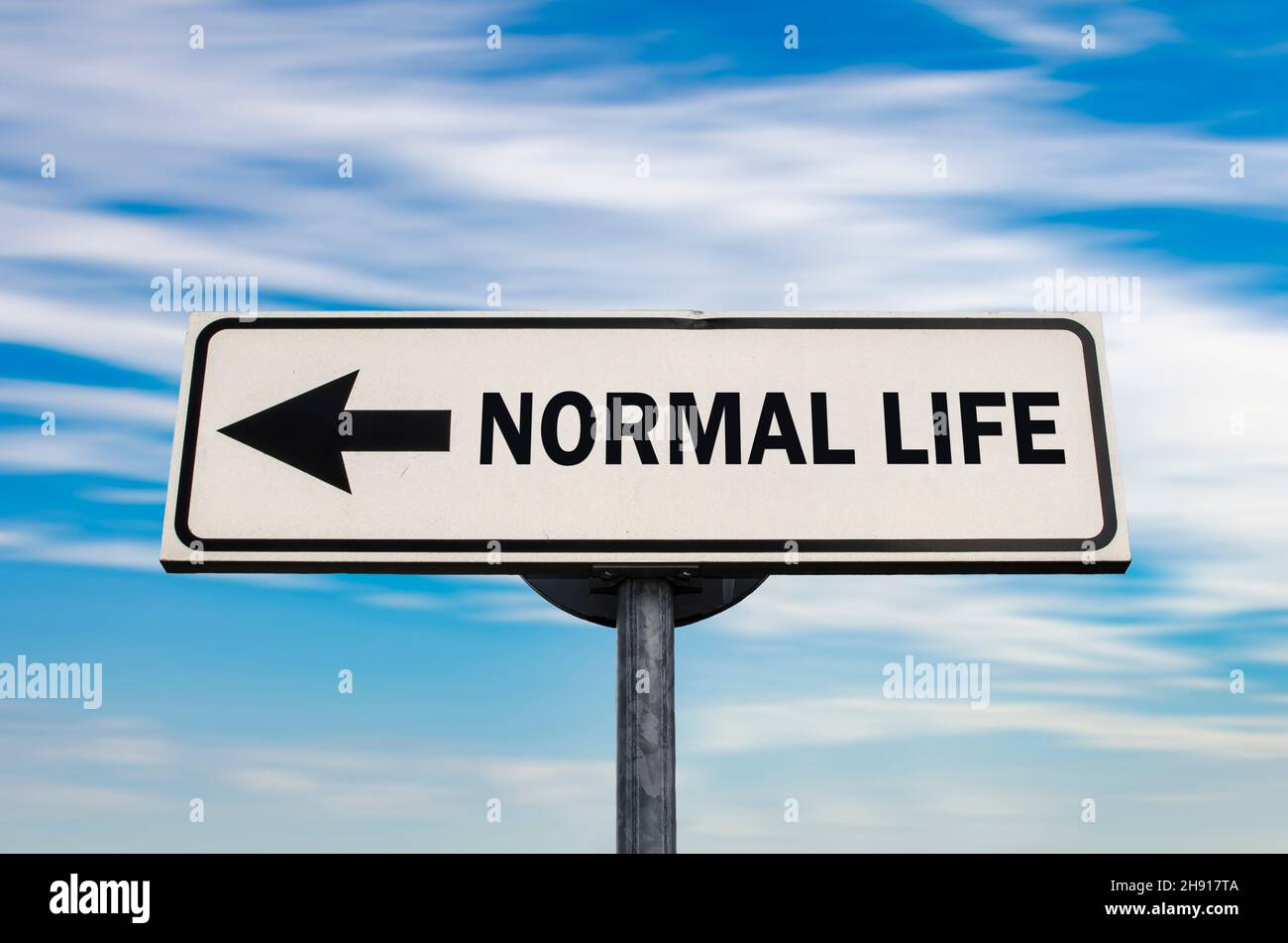 Normales Leben Straßenschild, Pfeil auf blauem Himmel Hintergrund. Einbahnstraße Schild. Pfeil auf einem Pol, der in eine Richtung zeigt. Stockfoto
