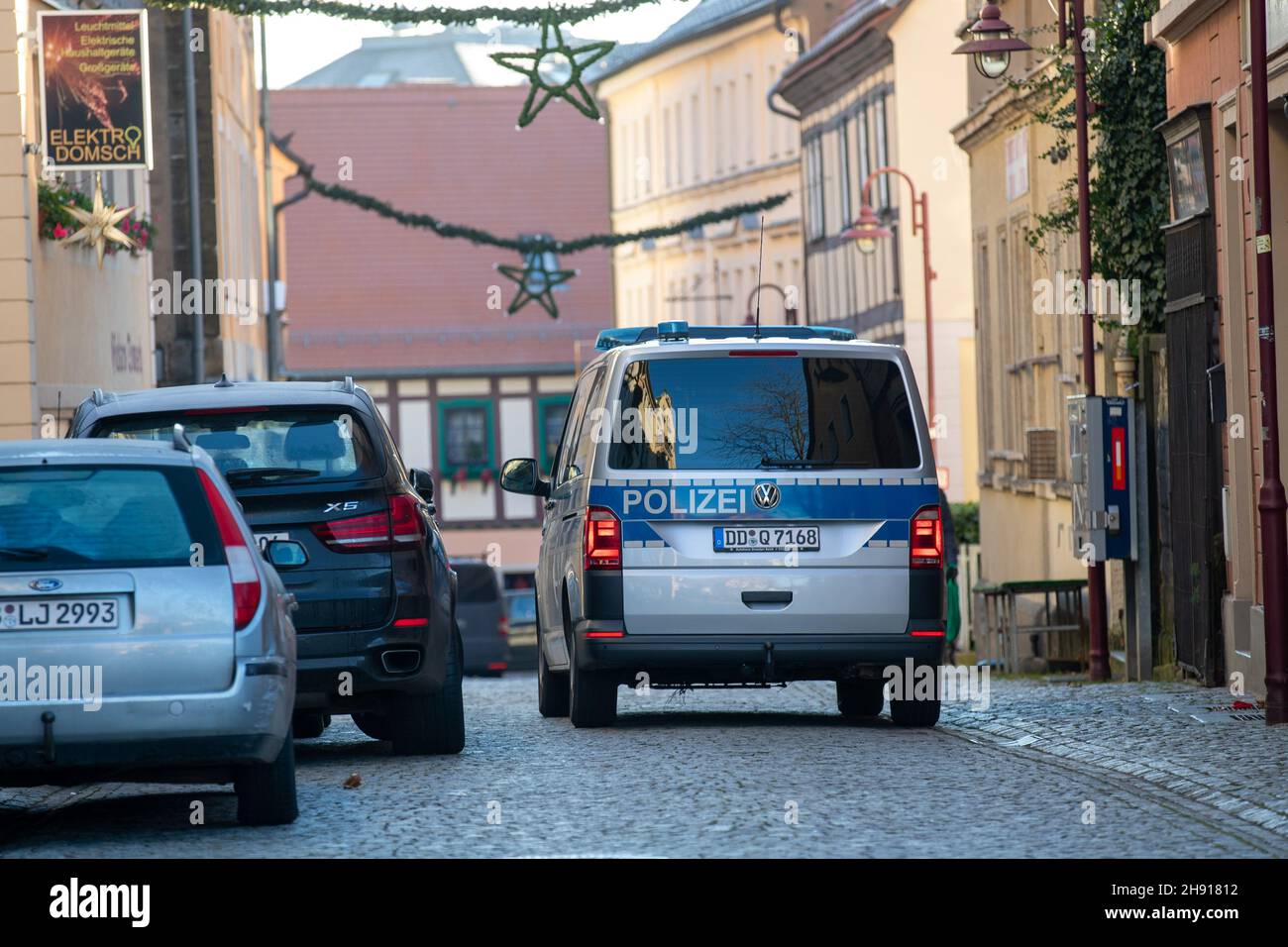 Sachsen, Königstein: 03. Dezember 2021, Bad Schandau, Deutschland. 03rd Dez 2021. Eine Polizeistreife fährt durch den Kurort Bad Schandau. Der Landkreis Sächsische Schweiz-Osterzgebrige ist derzeit in Deutschland Spitzenreiter bei der Zahl der Fälle von Menschen mit Corona-Krankheit. Quelle: Daniel Schäfer/dpa-Zentralbild/Daniel Schäfer/dpa/Alamy Live News Stockfoto