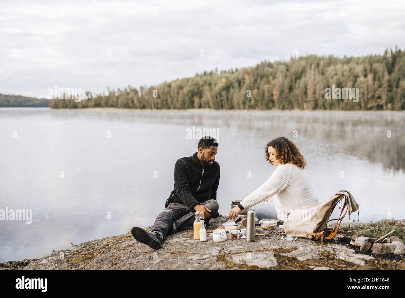 Mein Freund und meine Freundin haben am Wochenende am Seeufer gegessen Stockfoto