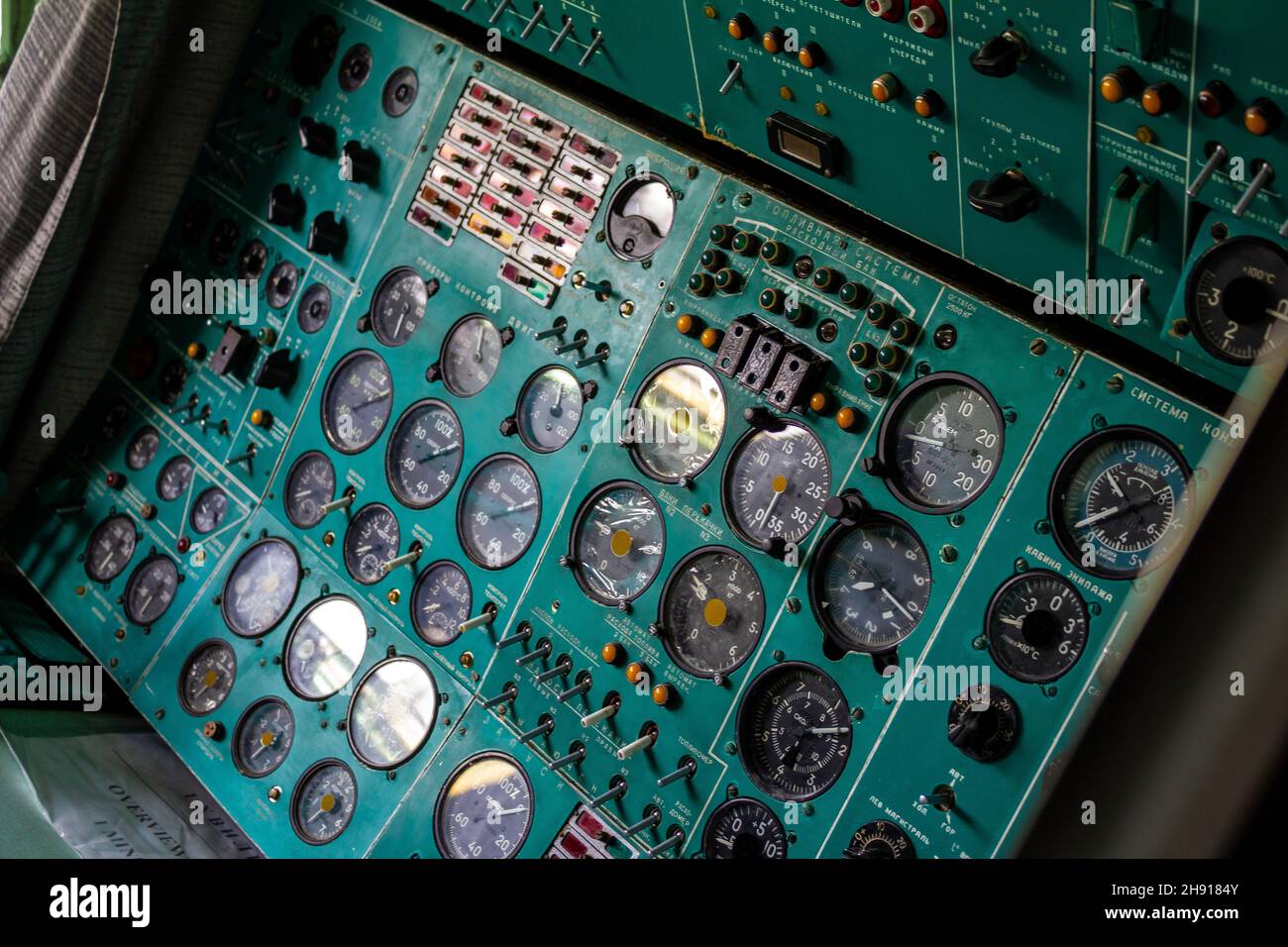 Ukraine, Kiew - 12. Juni 2021: Das Cockpit des alten TU-Flugzeugs. Armaturenbrett, Lenkrad und Fahrersitz steuern. Das Flugzeug ist innen. Flugzeugausrüstung Stockfoto