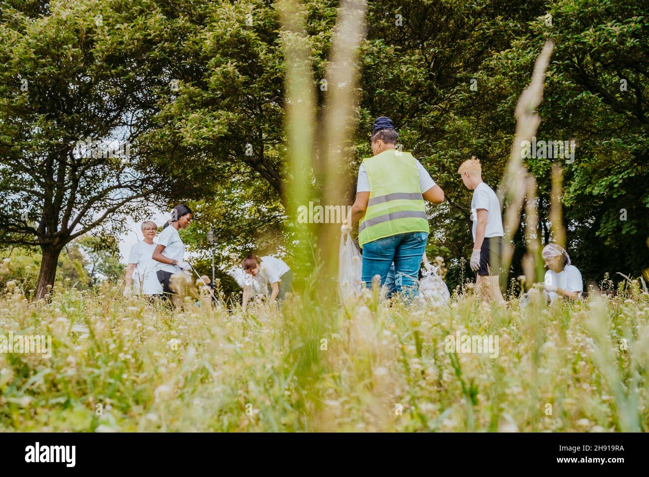 Team von Umweltschützern, die im Park Kunststoffe aufsammeln Stockfoto