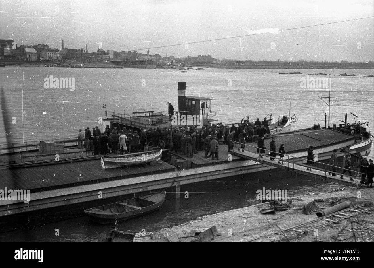 Warszawa, 1947-04. Statek, który po zerwaniu mostu wysokowodnego wozi³ ludzi z Karowej na Powiœlu, na Szerok¹ na Pradze. wb/gr PAP Dok³adny dzieñ wydarzenia nieustalony. Warschau, April 1947. Ein Frachtschiff, das Menschen von der Szeroka Straße in Praga zur Karowa Straße in Powisle transportierte, nachdem die Hochwasserbrücke durch Hochwasser zerstört wurde. wb/gr PAP Stockfoto