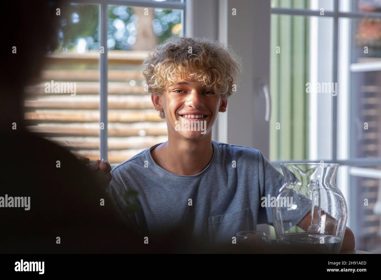 Porträt eines lächelnden blonden Jungen zu Hause Stockfoto