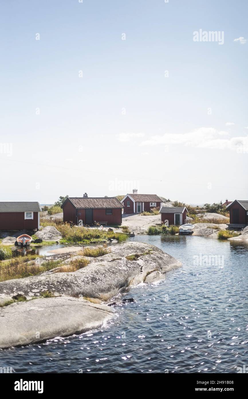 Ferienhäuser auf der Insel am Meer gegen den Himmel Stockfoto