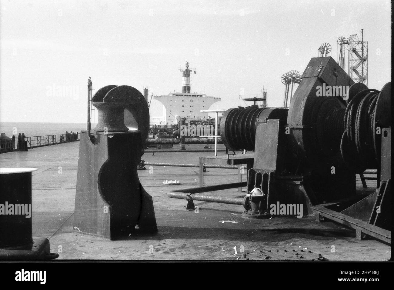 S/S Esso Northumbria - Blick nach hinten an der Seilwinde vorbei zur Unterkunft, April 1976 Stockfoto