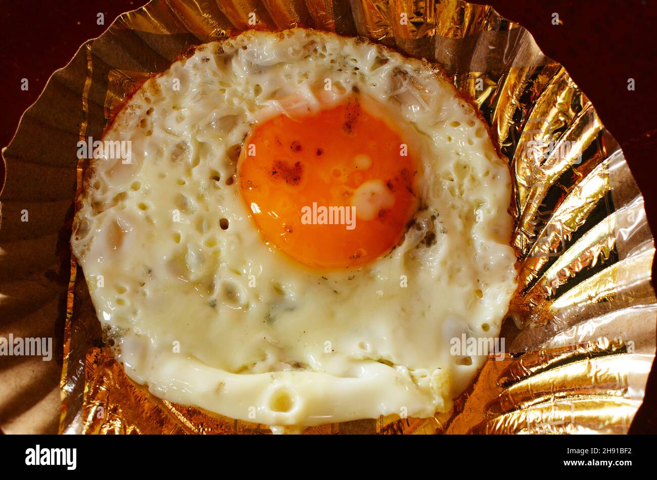 Leckeres Street Food, Ei-Omelett, Brot Ghughani, leckere würzige Starfruit, gelbe Sternfrüchte, Eierbrot, Bhel puri testy Masala Star Fruit Stockfoto