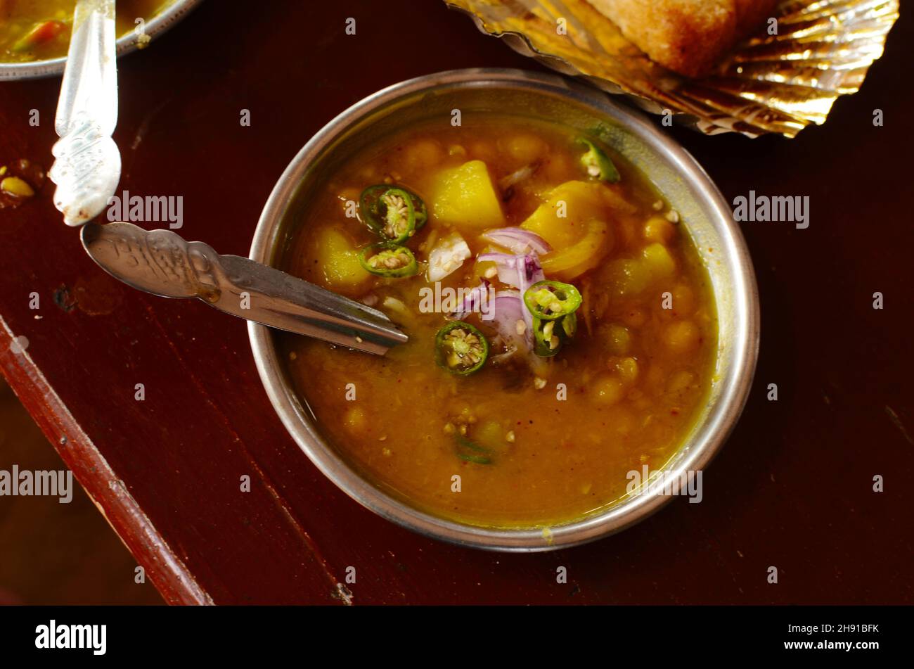 Leckeres Street Food, Ei-Omelett, Brot Ghughani, leckere würzige Starfruit, gelbe Sternfrüchte, Eierbrot, Bhel puri testy Masala Star Fruit Stockfoto