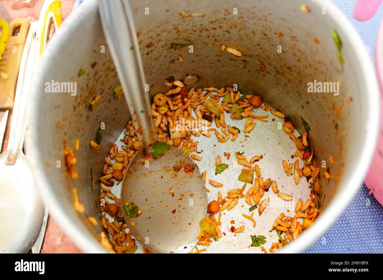 Leckeres Street Food, Ei-Omelett, Brot Ghughani, leckere würzige Starfruit, gelbe Sternfrüchte, Eierbrot, Bhel puri testy Masala Star Fruit Stockfoto