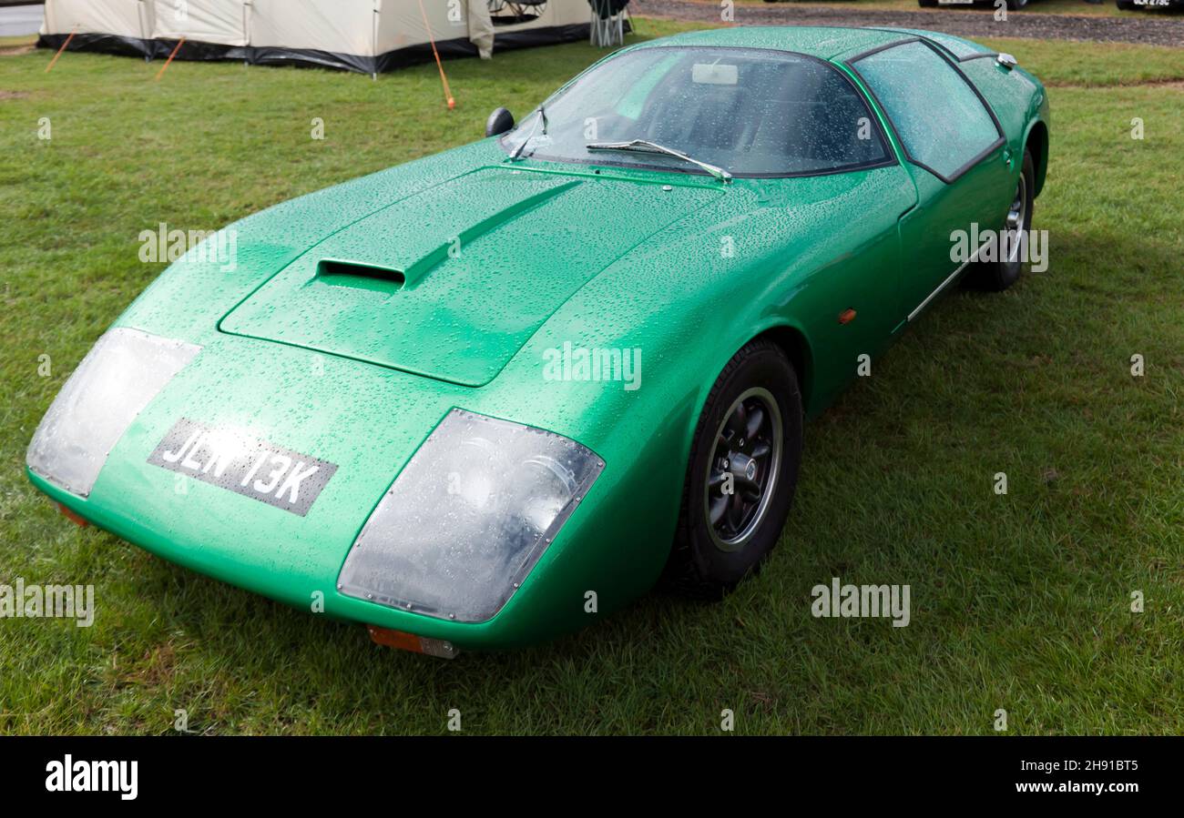 Drei Viertel Vorderansicht eines grünen, 1971, Piper P2, auf dem Display bei der Silverstone Classic 2021 Stockfoto