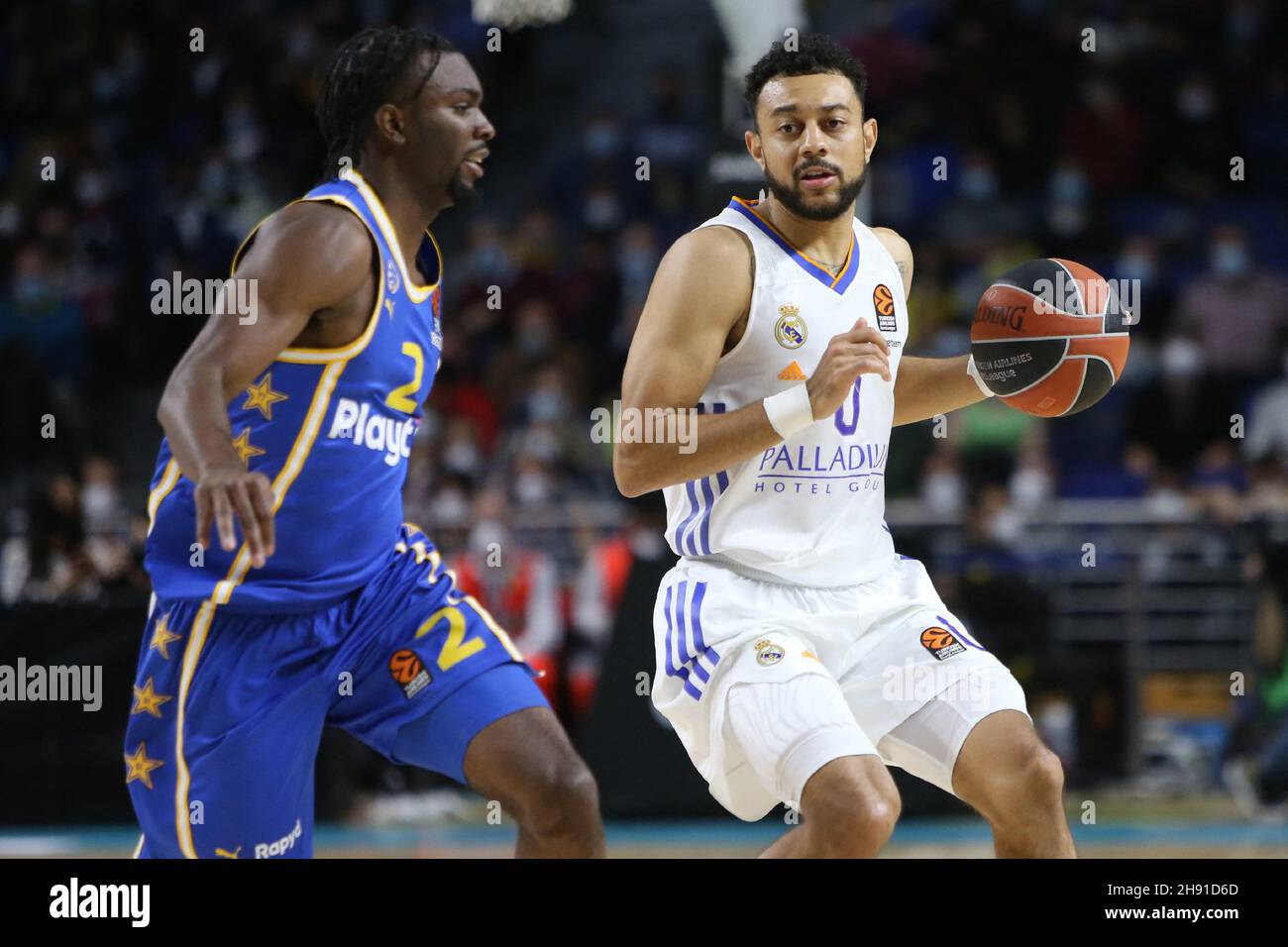 Nigel Williams-Goss von Real Madrid und Keenan Evans von Maccabi Playtika Tel Aviv während des Euroleague-Basketballspiels von Turkish Airlines zwischen Real Madrid und Maccabi Playtika Tel Aviv am 2. Dezember 2021 im Wizink Center in Madrid, Spanien. Foto von Laurent Lairys/ABACAPRESS.COM Stockfoto