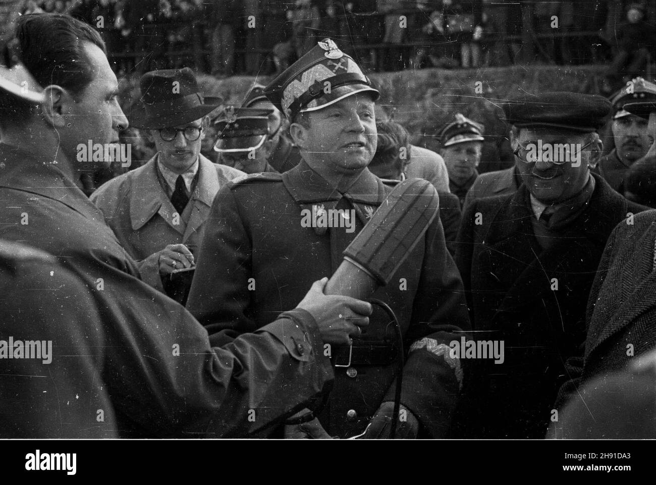 Warszawa, 1947-04-10. Otwarcie mostu tymczasowego- pontonowego na Wiœle na wysokoœci ul. Bednarskiej. NZ. marsza³ek Micha³ Rola-¯ymierski udziela wywiadu, z lewej dziennikarz Tadeusz Pyszkowski. bb/gr PAP/Stanis³aw D¹browiecki Warschau, 1. April 1947. Eröffnung der Pontonbrücke am Fluss Wisla in der Nähe der Bednarska Straße. Im Bild: Marschall Michal Rola-Zymierski, der ein Interview gibt. bb/gr PAP/Stanislaw Dabrowiecki Stockfoto