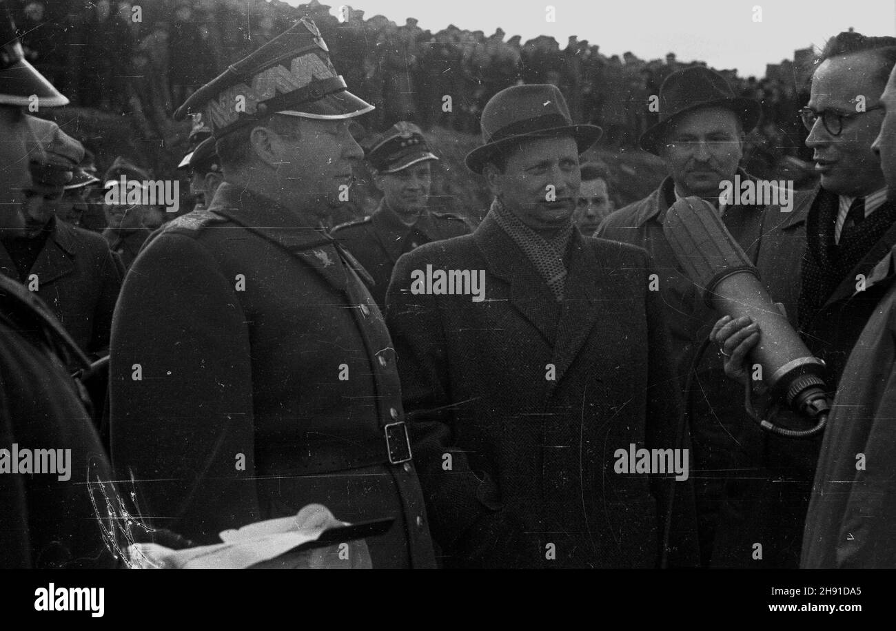 Warszawa, 1947-04-10. Otwarcie mostu tymczasowego- pontonowego na Wiœle na wysokoœci ul. Bednarskiej. NZ. marsza³ek Micha³ Rola-¯ymierski i Minister informacji i propagandy Stefan Matuszewski odpowiadaj¹ na pytania dziennikarzy. bb/gr PAP/Stanis³aw D¹browiecki Warschau, 10. April 1947. Einweihung der Pontonbrücke am Fluss Wisla auf Höhe der Bednarska-Straße. Im Bild: Marschall Michal Rola-Zymierski und der Informations- und Propagandaminister Stefan Matuszewski antworten auf die Fragen von Journalisten. bb/gr PAP/Stanislaw Dabrowiecki bb/pp PAP Stockfoto Warszawa, 1947-04-10. Otwarcie mostu tymczasowego- pontonowego na Wiœle na wysokoœci ul. Bednarskiej. NZ. marsza³ek Micha³ Rola-¯ymierski i Minister informacji i propagandy Stefan Matuszewski odpowiadaj¹ na pytania dziennikarzy. bb/gr PAP/Stanis³aw D¹browiecki Warschau, 10. April 1947. Einweihung der Pontonbrücke am Fluss Wisla auf Höhe der Bednarska-Straße. Im Bild: Marschall Michal Rola-Zymierski und der Informations- und Propagandaminister Stefan Matuszewski antworten auf die Fragen von Journalisten. bb/gr PAP/Stanislaw Dabrowiecki bb/pp PAP Stockfoto