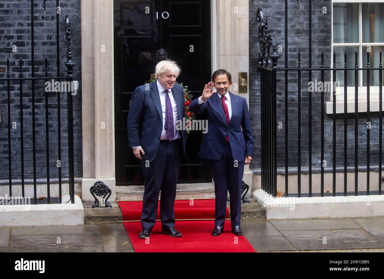 London, Großbritannien. 3rd Dez 2021. Der Sultan von Brunei, Hassanal Bolkiah, kommt in der Downing Street zu einem Treffen mit dem britischen Premierminister Boris Johnson an. Quelle: Tommy London/Alamy Live News Stockfoto