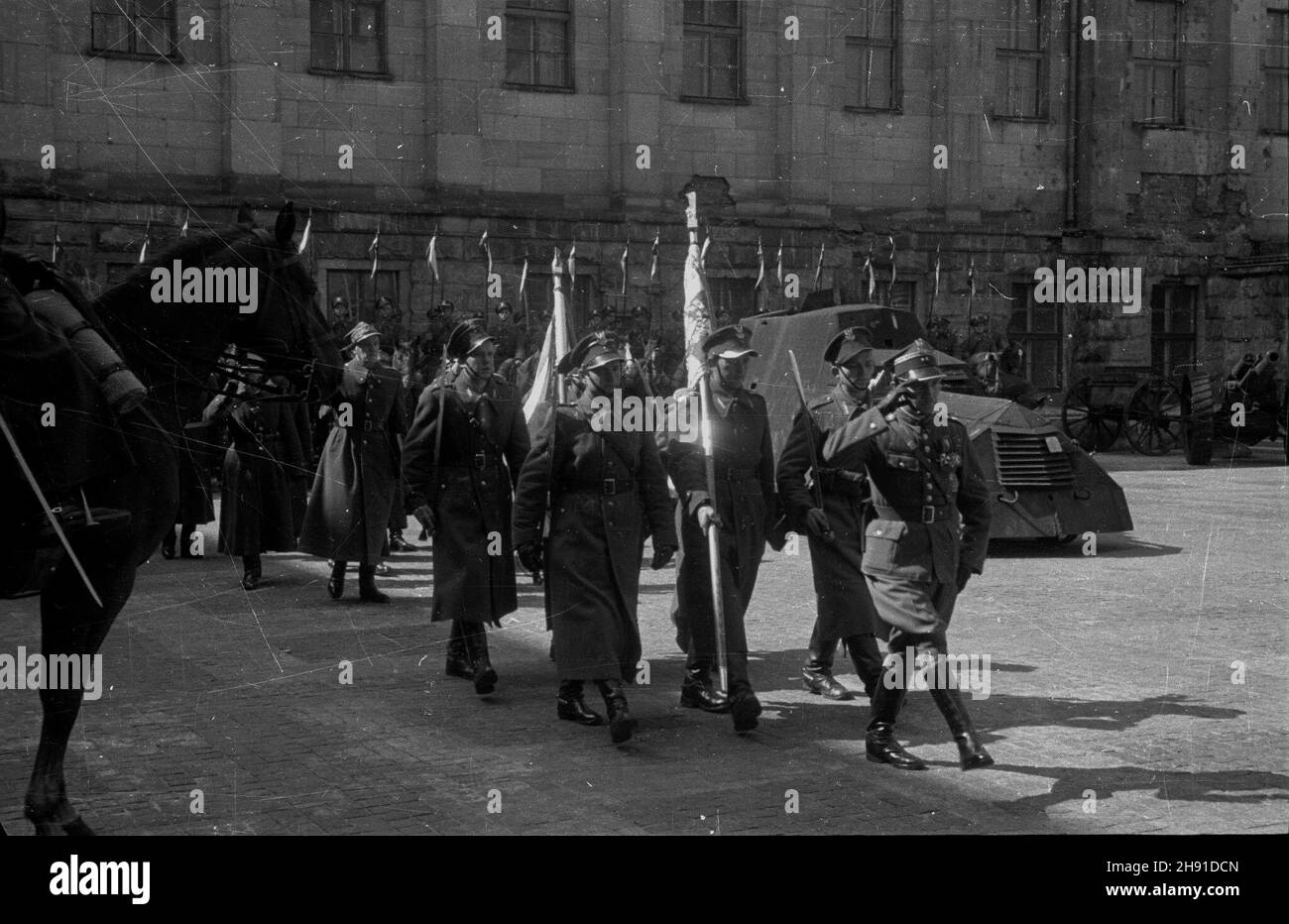 Warszawa, 1947-04-13. Uroczyste rozwi¹zanie 1 Warszawskiej Dywizji Kawalerii. Przekazaniie sztandarów 2 i 3 Pu³ku U³anów Wojska Polskiego do Muzeum Wojska Polskiego. NZ. dyrektor muzeum p³k Zbigniew Szacherski na czele pocztów sztandarowych. wb PAP Warschau, 13. April 1947. Feierliche Auflösung der Warschauer Kavallerie-Division 1st. Die Banner der Uhlan-Regimenter der polnischen Armee 2nd und 3rd wurden dem Museum der polnischen Armee übergeben. Im Bild: Museumsdirektor col. Zbigniew Szacherski führende Farbe Parteien. wb PAP Stockfoto