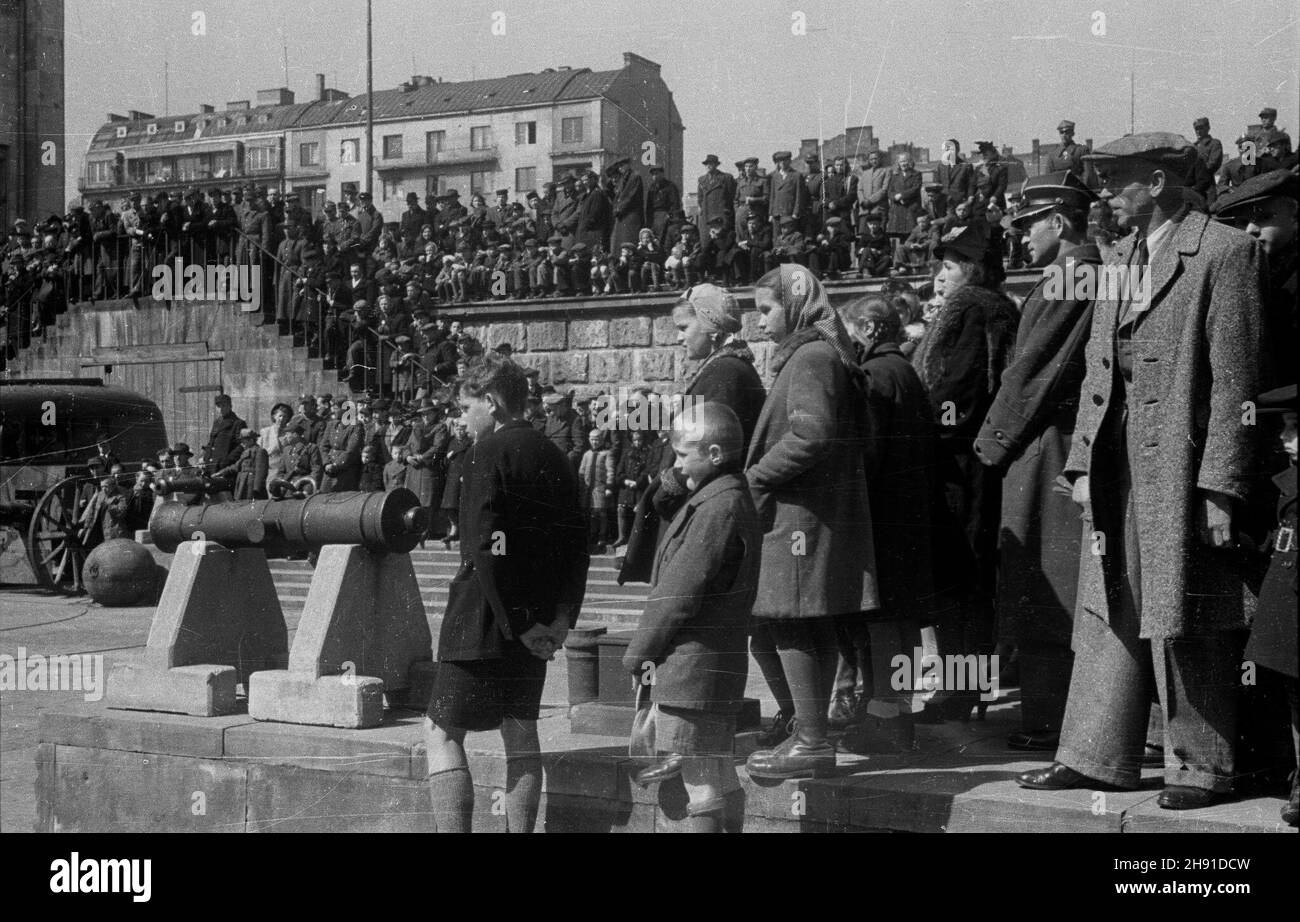 Warszawa, 1947-04-13. Uroczyste rozwi¹zanie 1 Warszawskiej Dywizji Kawalerii. Przekazaniie sztandarów 2 i 3 Pu³ku U³anów Wojska Polskiego do Muzeum Wojska Polskiego. NZ. Warszawiacy zgromadzeni na uroczystoœci. wb PAP Warschau, 13. April 1947. Feierliche Auflösung der Warschauer Kavallerie-Division 1st. Die Banner der Uhlan-Regimenter der polnischen Armee 2nd und 3rd wurden dem Museum der polnischen Armee übergeben. Im Bild: Warschauer Einwohner versammelten sich zur Zeremonie. wb PAP Stockfoto