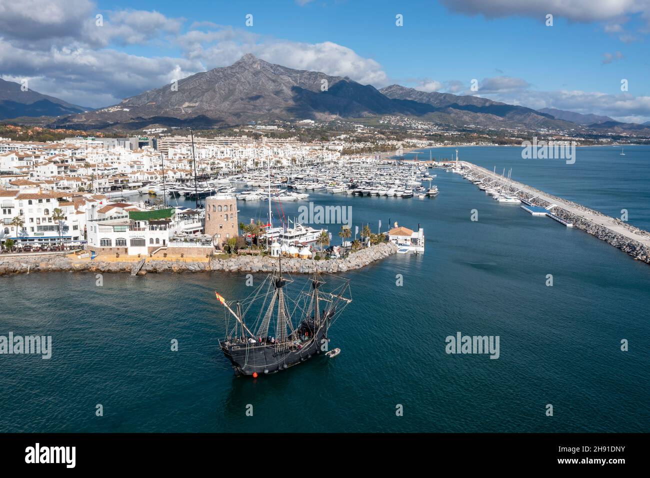 NAO Sieg beim Einfahren in die Mündung des Hafens von Banus, Marbella Stockfoto