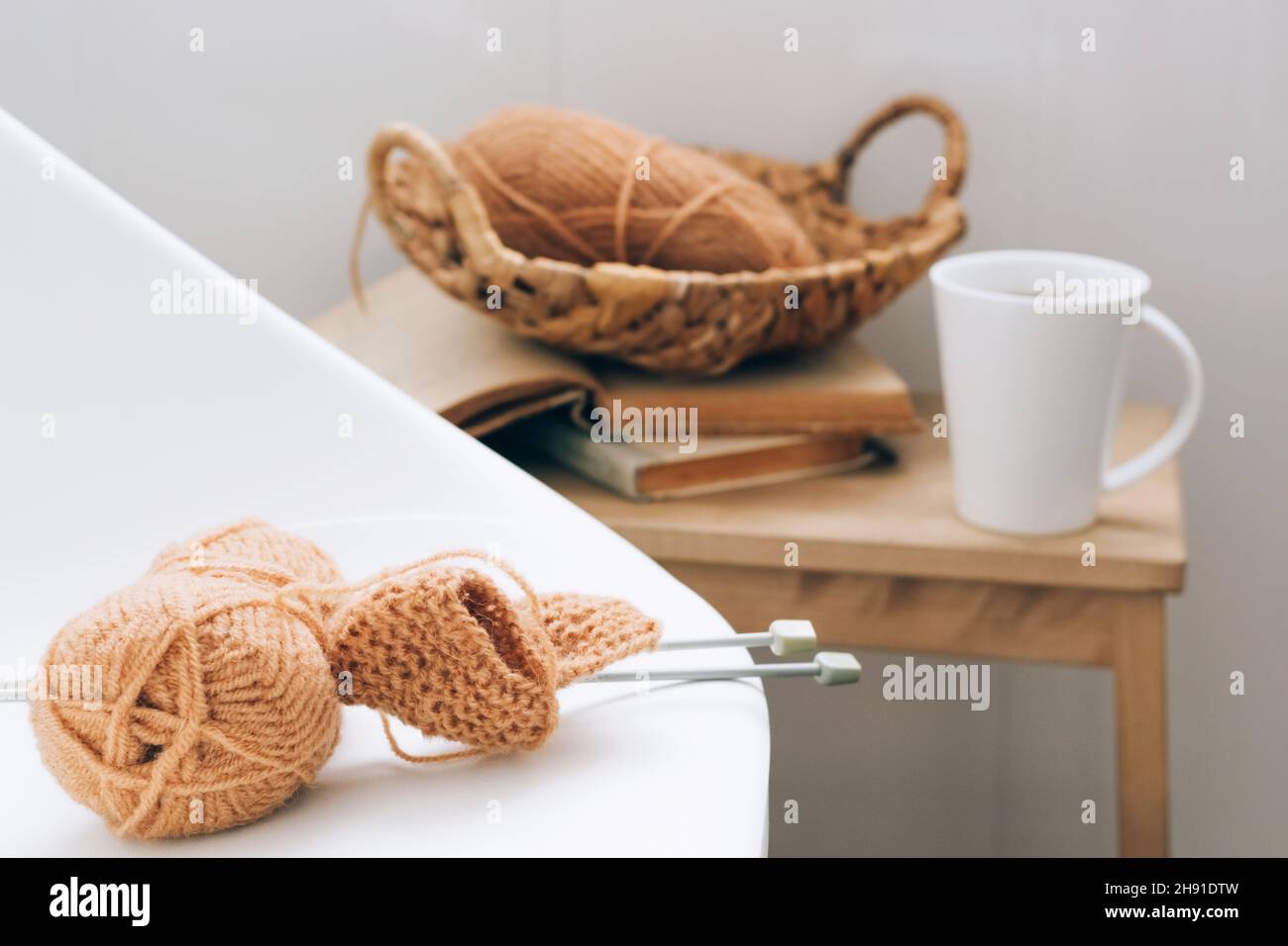 Strick-Fäden aus natürlicher, umweltfreundlicher Wolle, Nahaufnahme auf hellem Hintergrund. Hobby Heimarbeit Stockfoto