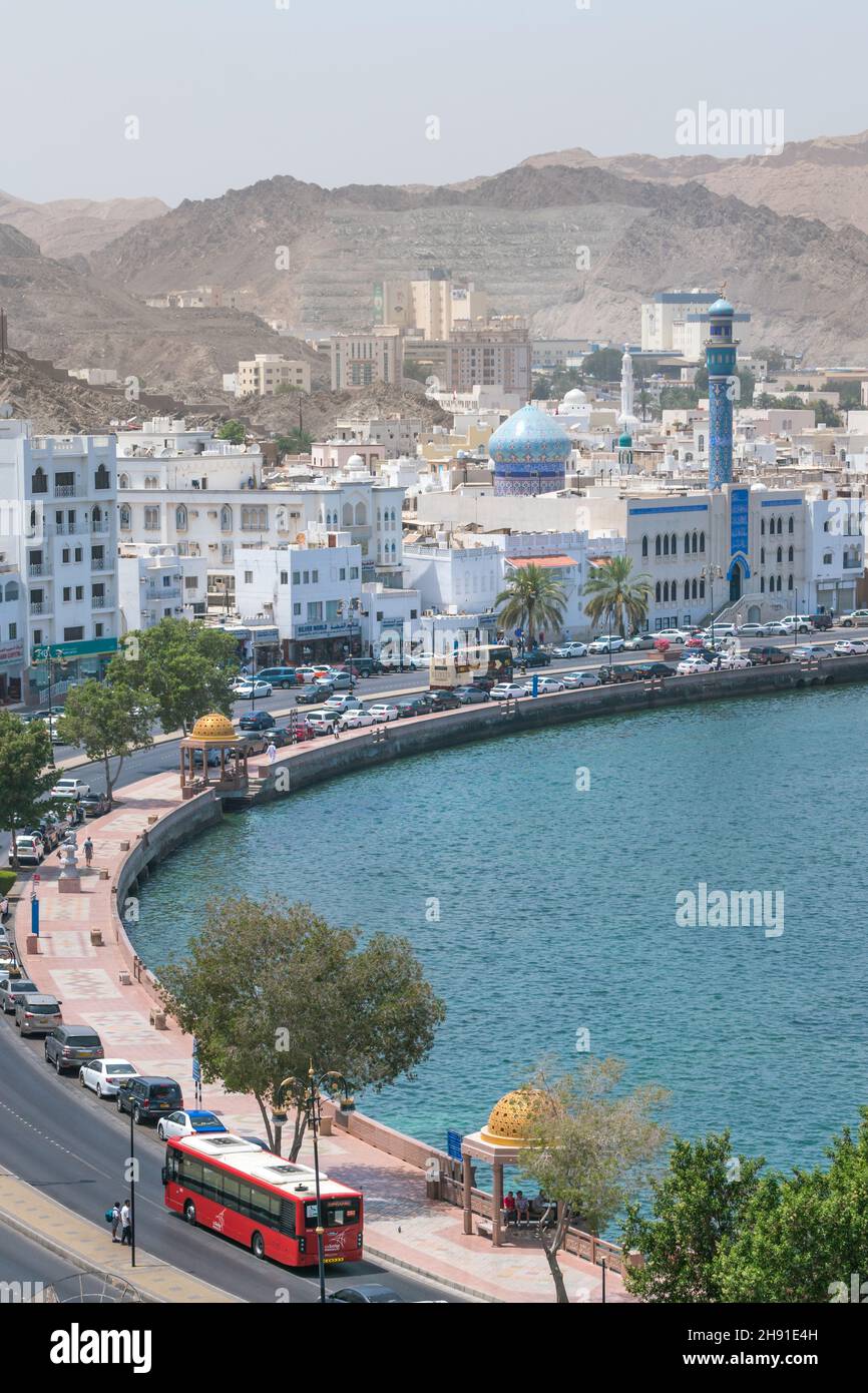 Maskat, Oman - 04.04.2018: Vertikale Aufnahme einer blauen Moschee in der Bucht der Altstadt von Maskat, Oman an einem heißen Tag. Blaue Moschee und Minarett, weiß Stockfoto