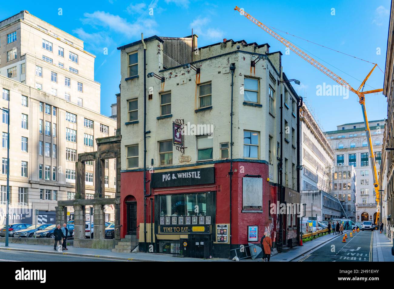 Der alte Pig and Whistle Pub steht isoliert an der Ecke Chapel St und Covent Garden, Liverpool. Aufnahme im Oktober 2021. Stockfoto