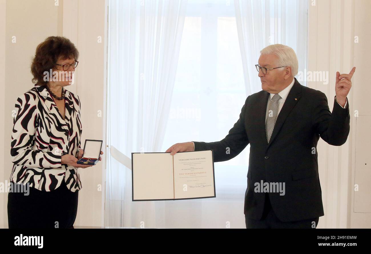 Berlin, Deutschland. 03rd Dez 2021. Bundespräsident Frank-Walter Steinmeier verleiht Mercedes-Christine Hillen aus Berlin den Verdienstorden der Bundesrepublik Deutschland zum Tag der Freiwilligenarbeit. Das Staatsoberhaupt ehrt Menschen, die sich in der Einwanderungsgesellschaft engagiert haben. Quelle: Wolfgang Kumm/dpa/Alamy Live News Stockfoto