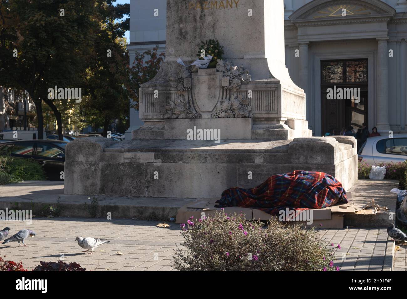 Budapest, Ungarn - 1. November 2021: Obdachlose schlafen auf der Straße in Europa, illustrative Editorial. Stockfoto