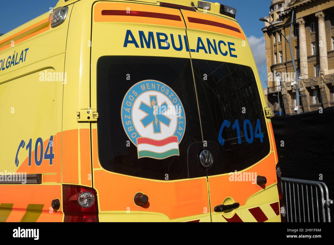 Budapest, Ungarn - 1. November 2021: Ambulanzwagen in Budapest mit Logo, illustratives Editorial. Stockfoto