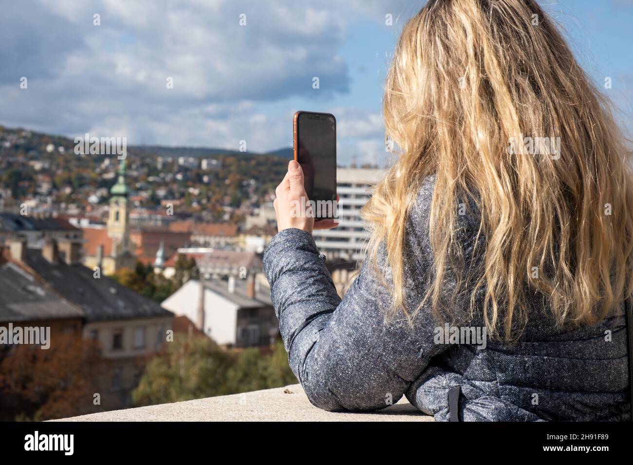 Budapest, Ungarn - 1. November 2021: Tourist Frau macht Reise-Fotos von Wahrzeichen am Telefon , illustrative Editorial. Stockfoto