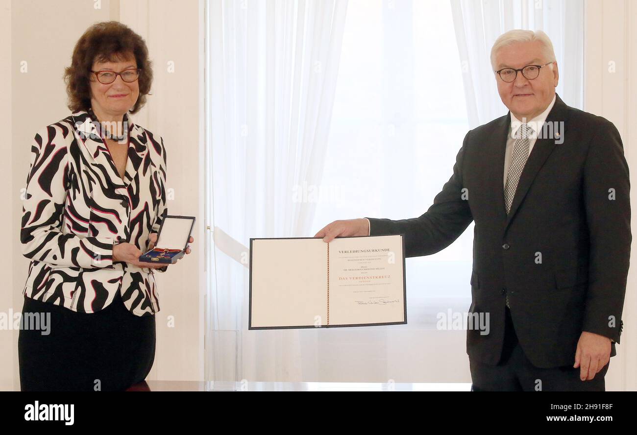 Berlin, Deutschland. 03rd Dez 2021. Bundespräsident Frank-Walter Steinmeier verleiht Mercedes-Christine Hillen aus Berlin den Verdienstorden der Bundesrepublik Deutschland zum Tag der Freiwilligenarbeit. Das Staatsoberhaupt ehrt Menschen, die sich in der Einwanderungsgesellschaft engagiert haben. Quelle: Wolfgang Kumm/dpa/Alamy Live News Stockfoto