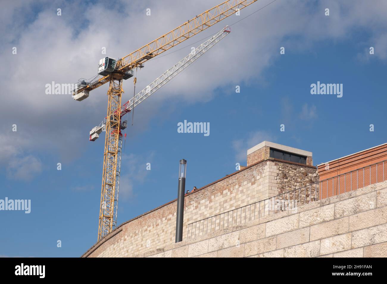 Budapest, Ungarn - 1. November 2021: Baukran repariert ein historisches Gebäude oder Wahrzeichen, illustrative Editorial. Stockfoto