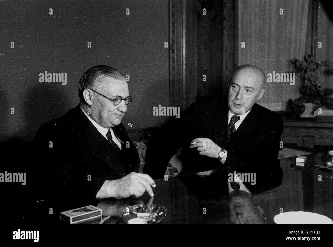 Warszawa, 1947-04-27. Jednodniowa wizyta ministra spraw zagranicznych Wielkiej Brytanii Ernesta Bevina. NZ. Rozmowy Bevina (L) z premierem Józefem Cyrankiewiczem (P). kw PAP Warschau, 27. April 1947. Ein eintägiger Besuch des britischen Außenministers Ernest Bevin. Im Bild: Bevins (links) Gespräche mit Polens Premierminister Jozef Cyrankiewicz (rechts). kw PAP Stockfoto
