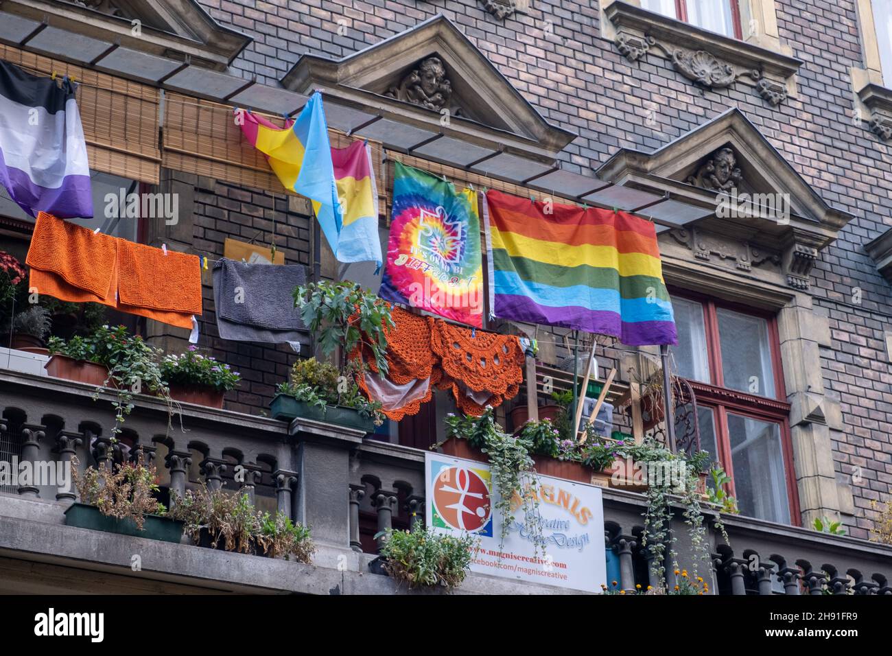 Budapest, Ungarn - 1. November 2021: LGBT-Flagge hängt auf dem Balkon, illustratives Editorial. Stockfoto