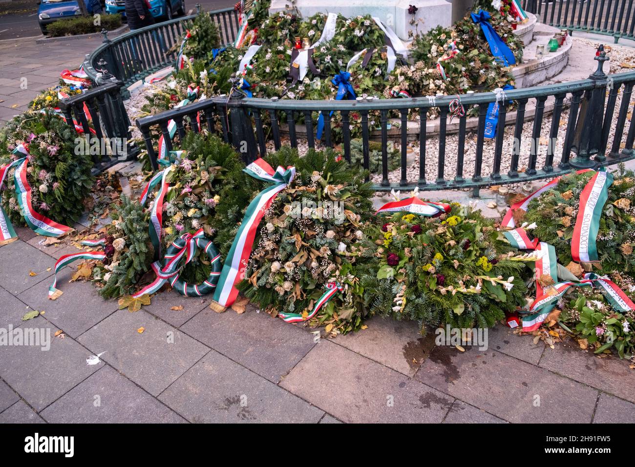 Budapest, Ungarn - 1. November 2021: Kränze an der Gedenkstätte mit der ungarischen Flagge zum Gedenken an die Opfer, illustrative Editorial. Stockfoto