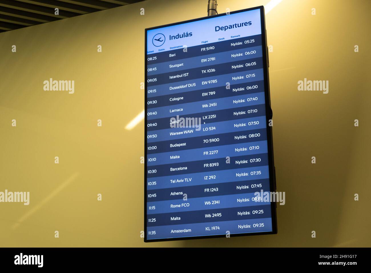 Budapest, Ungarn - 1. November 2021: Boardflugplan mit Informationen am Flughafen über den Abflug von Flügen, illustrative Editorial. Stockfoto