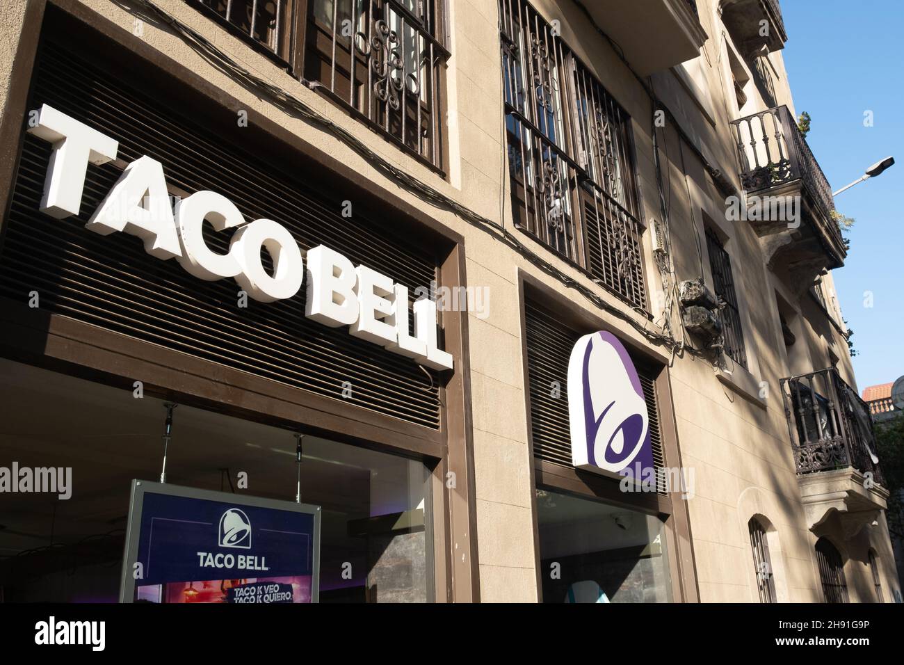 Barcelona, Spanien - 5. November 2021: Taco Bell Entrance, illustrative Editorial. Stockfoto