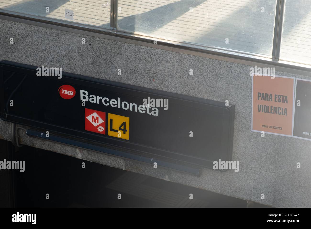 Barcelona, Spanien - 5. November 2021: U-Bahn-Station Barcelona Barceloneta, illustrative Editorial. Stockfoto