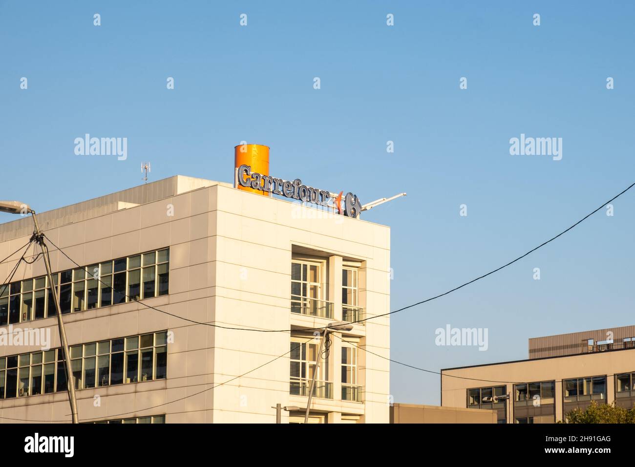Barcelona, Spanien - 5. November 2021: Carrefour unterzeichnen Gebäude, illustratives Editorial. Stockfoto