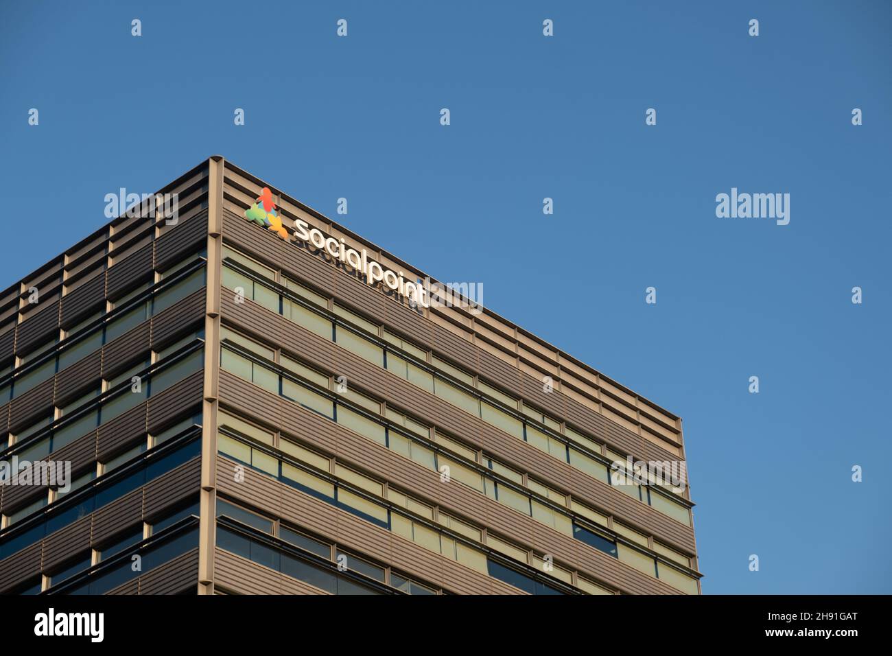 Barcelona, Spanien - 5. November 2021: Socialpoint-Zeichen auf Gebäude, illustrative Editorial. Stockfoto