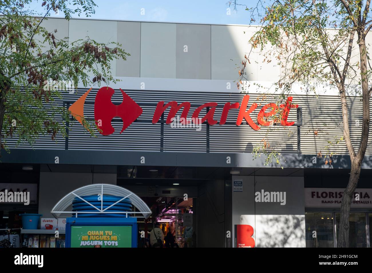 Barcelona, Spanien - 5. November 2021: Carrefour Market sign, illustrative Editorial. Stockfoto