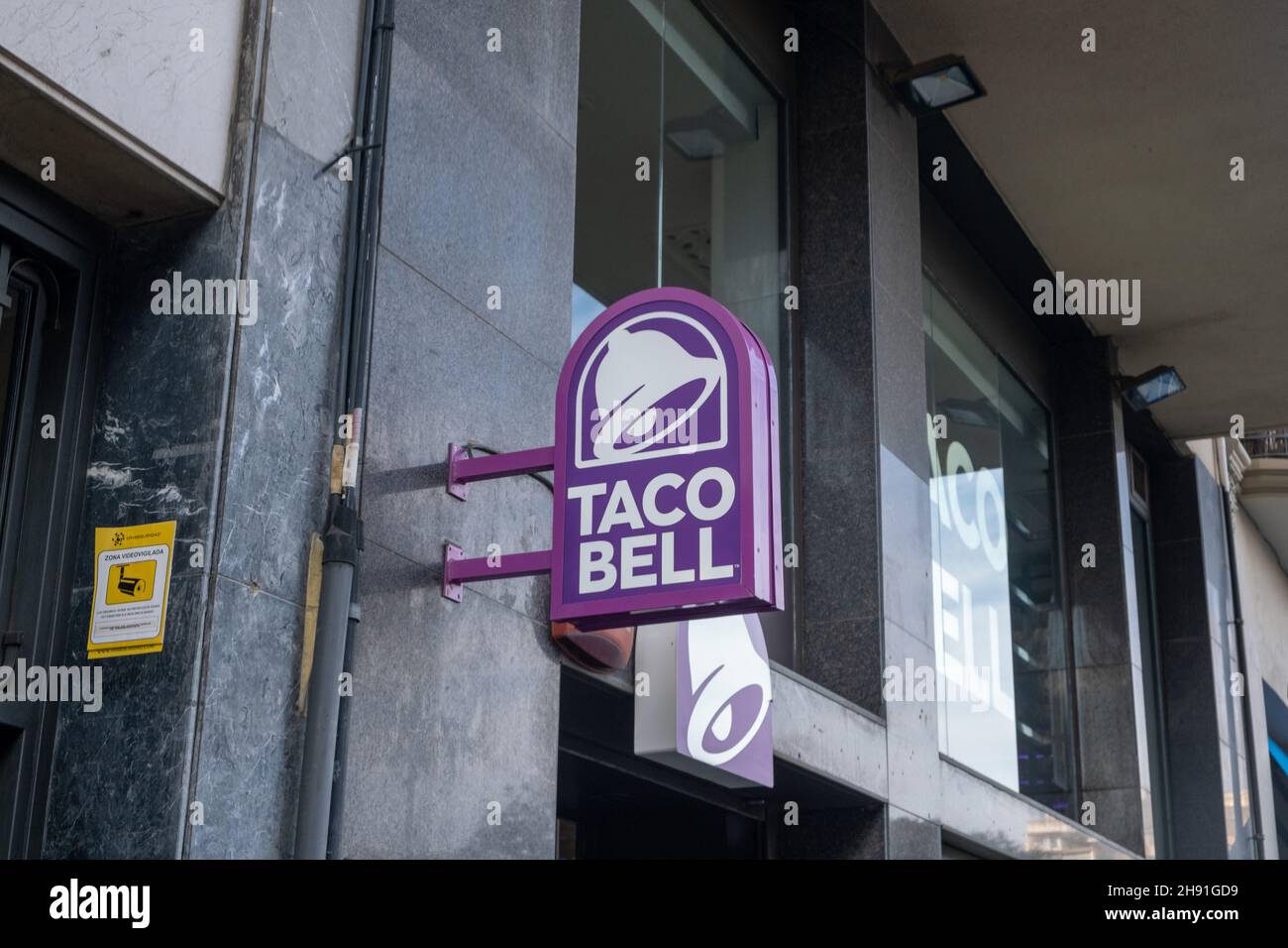 Barcelona, Spanien - 5. November 2021: Taco Bell Fast-Food-Restaurant Schild, illustrative Editorial. Stockfoto