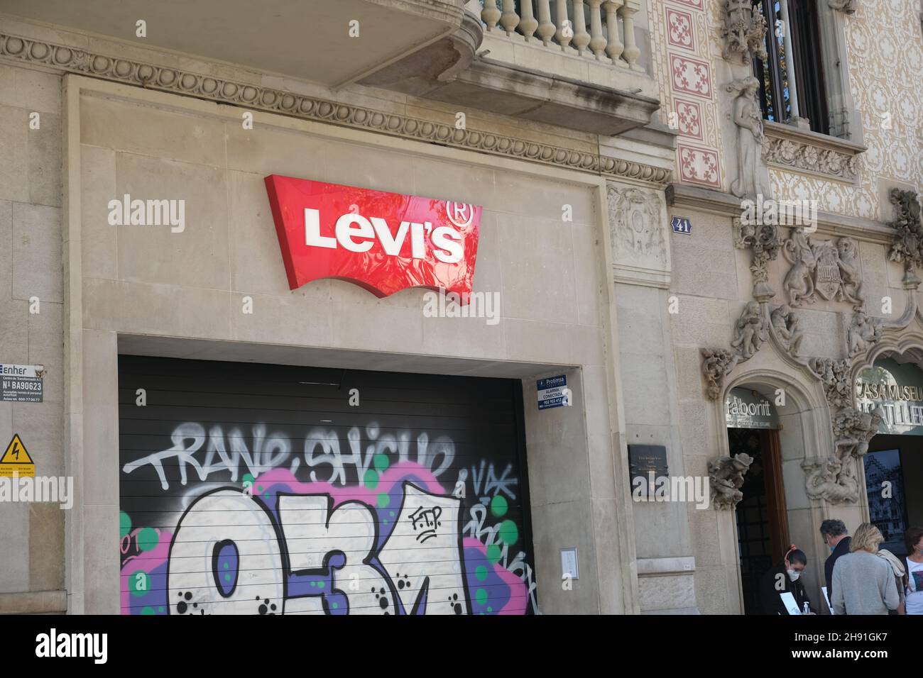 Barcelona, Spanien - 5. November 2021: Levis Levi Kleidung Marke Schild draußen auf der Straße, illustrative Editorial. Stockfoto