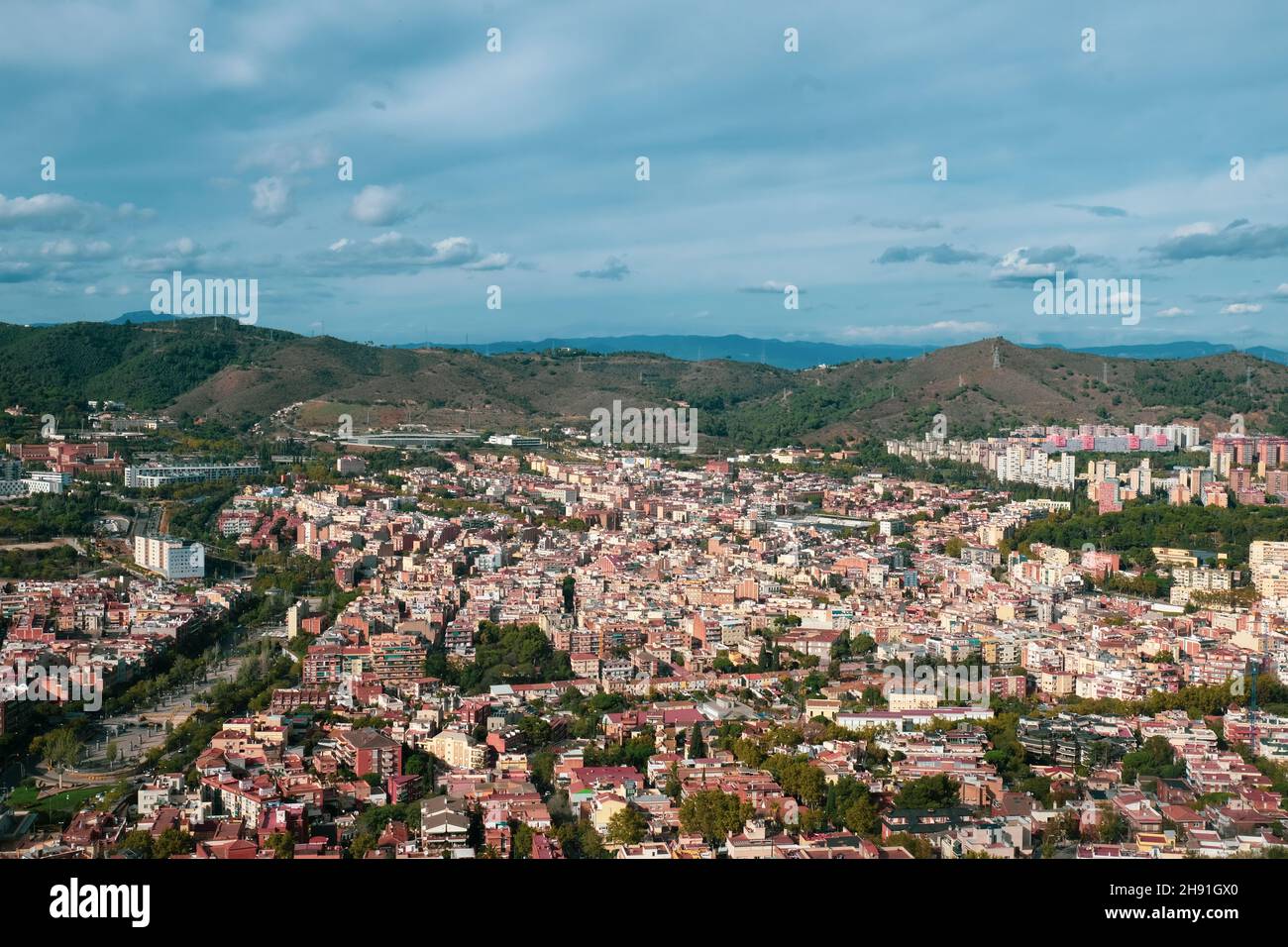 Blick auf die Stadt mit Landschaft auf Barcelona. Hügel aus der Luft. Spanische Architektur. Stockfoto