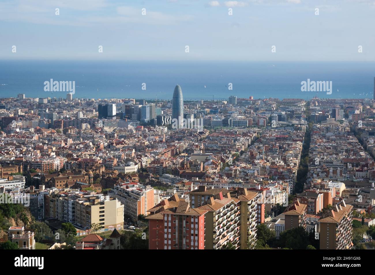 Barcelona, Spanien - 5. November 2021: Szenische Luftaufnahme des Agbar-Turms in Barcelona in Katalonien, illustrative Editorial. Stockfoto