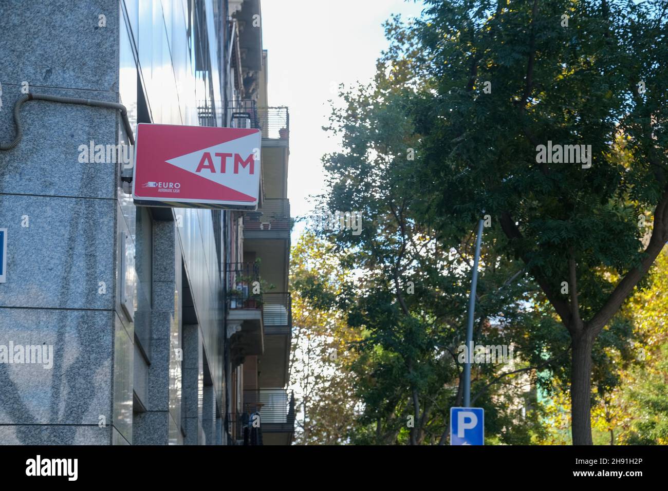 Barcelona, Spanien - 5. November 2021: ATM-Schild, Illustratives Editorial. Stockfoto