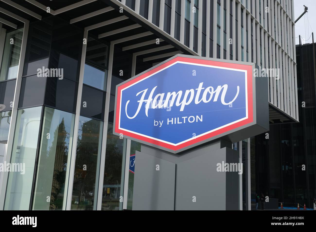 Barcelona, Spanien - 5. November 2021: Hampton by Hilton Hotelschild in Gebäudenähe, illustrative redaktionelle Verwendung. Stockfoto