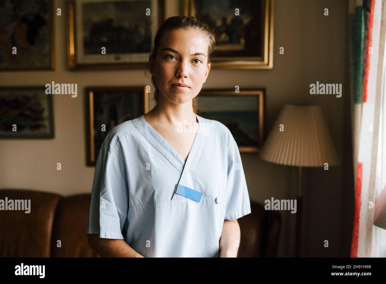 Porträt einer Krankenschwester im Wohnzimmer zu Hause Stockfoto