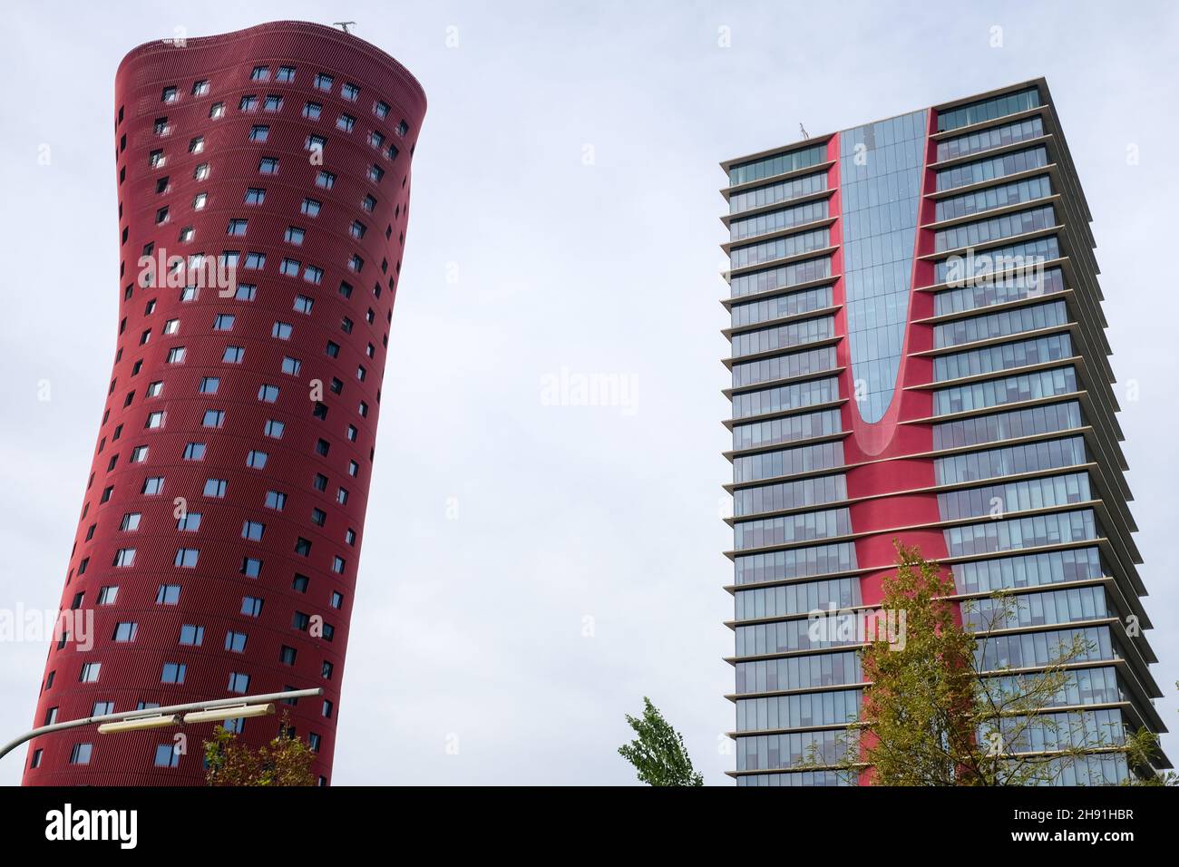 Barcelona, Spanien - 5. November 2021: Hotel Porta Fira auch Torres de Toyo Ito mit Torre Realia BCN Gebäude, illustrative Editorial. Stockfoto