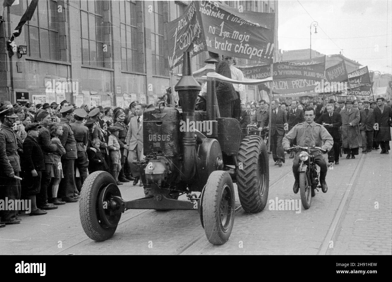 Warszawa, 1947-05-01. Pochód pierwszomajowy ul. Nowy Œwiat. NZ. pierwszy ci¹gnik rollniczy wyprodukowany w Zak³adach Mechanicznych Ursus k. Warszawy. bb/ms PAP Warschau, 1. Mai 1947. Eine Mayday-Parade in Nowy Swiat. Im Bild: Der erste Traktor aus dem Ursus Traktorenwerk bei Warschau. bb/ms PAP Stockfoto